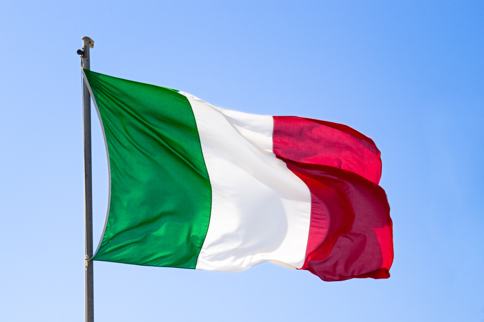 Bandera de Italia con tres franjas verticales de colores verde, blanco y rojo.